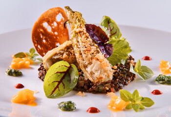 Vegetarisches Gericht mit Linsen und Salat, fine dining, Chip, 