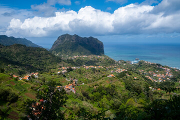 Malerischer Blick auf den Adlerfelsen auf Madeira, umgeben von üppig grünen Hügeln, verstreuten...