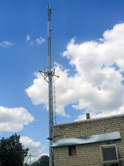 Obraz premium A tall communication tower against a cloudy sky.
