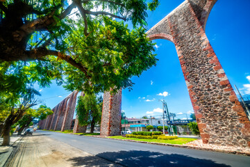 Car and avenue next to the arches of queretaro