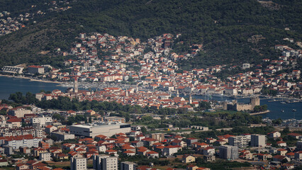 Fototapeta premium Compressed Vista: The Historic Center and Kamerlengo Fortress