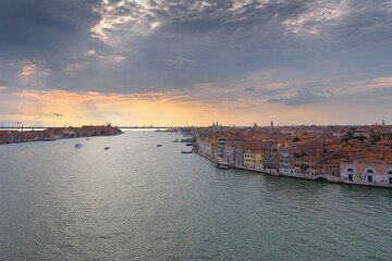 Obraz premium Aerial sunset view of the Giudecca Canal with the cityscape of Venice, Italy.