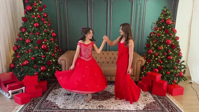 m&atilde;e e filha celebram juntas o natal 