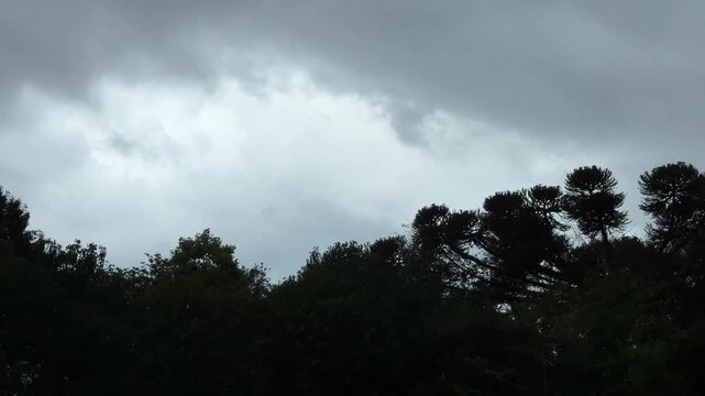 dia nublado tempo escuro  para chuva