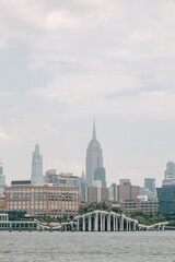 Obraz premium Stunning skyline view of New York City showcasing the Empire State Building and surrounding architecture in bright daylight