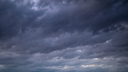 Obraz premium Dark storm clouds covering the sky before rain