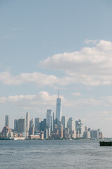 Obraz premium Skyline view of a bustling city with a prominent tall building in the center against a clear blue sky