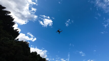 空に浮かぶドローン