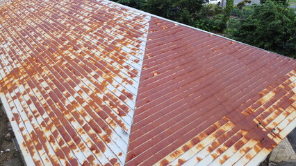 屋根に広がる錆