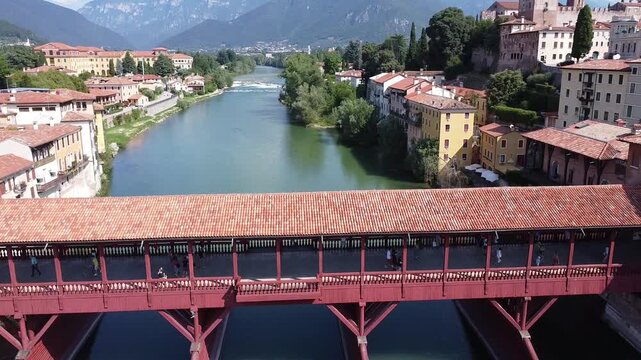 Vista aerea del Ponte degli Alpini a Bassano del Grappa.