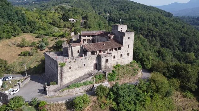 Castello medievale di Lusuolo, antica fortezza storica immersa nel paesaggio della provincia di Massa e Carrara
