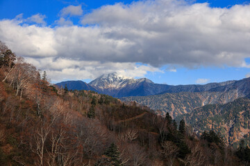 Fototapeta premium view of Tateyama Kurobe Alpine Route in autumn, Toyama Prefecture Japan.