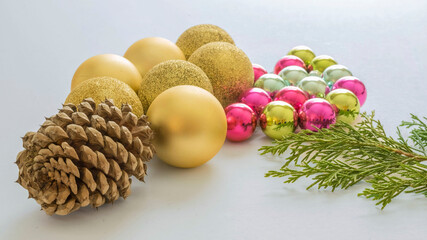 Close-up of christmas decoration with pine cones. Horizontal imagen.