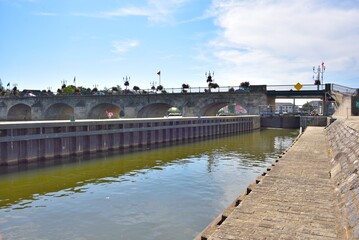 Entrée d'écluse à  Gray (Haute-Saône)