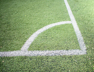 Imagen de un una esquina de un campo de futbol con pasto verde © Paul