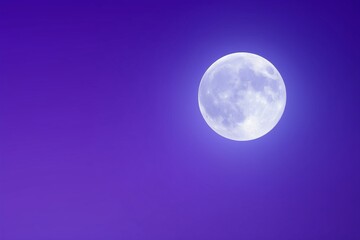 Obraz premium Full moon glowing in purple background