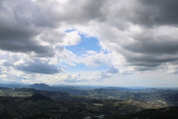 Naklejka premium clouds over the mountains
