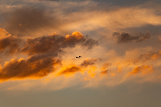 Silueta de avioneta en el cielo 