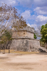 Fototapeta premium Casa Roja, Zona Arqueológica de Chichén Itzá, Yucatán, México.