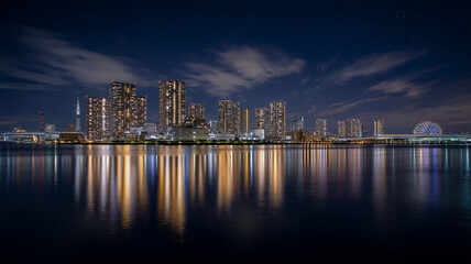 Fototapeta premium 星明かりに浮かぶ湾岸都市の夜景静かな水面反射情景図