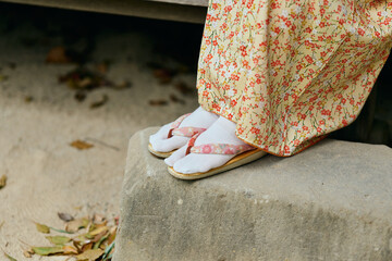 着物姿の女性の足元