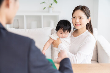 Obraz premium お母さんと赤ちゃん 商談