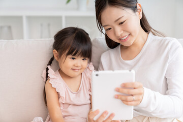 おかあさんと3歳の女の子　タブレット