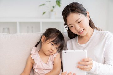 おかあさんと3歳の女の子　タブレット