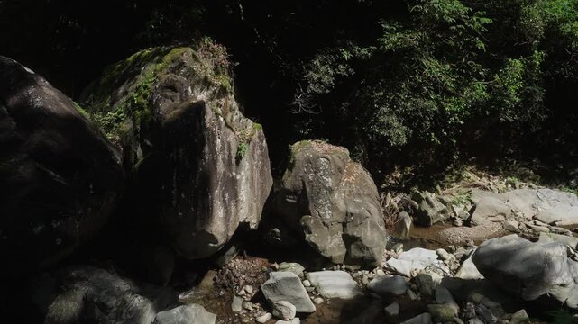 鎌倉時代より点在する「落合摩崖仏」和歌山県橋本市 奈良県五條市