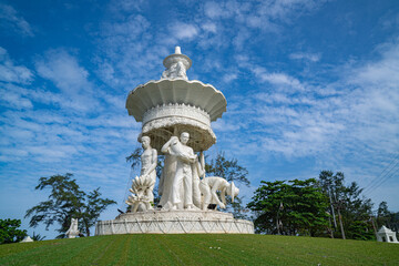 Obraz premium Phuket Thailand. 13 August 2025: Against a backdrop of soft textured clouds, a white sculpture rises with elegance, blending human artistry with nature’s celestial canvas in a serene and picturesque
