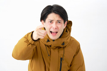 ダウンジャケットを着た男性　叱る　白背景