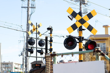 鉄道の踏切。日本の駅の風景