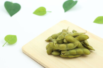 皿に盛られたふっくら枝豆、シンプルな味を楽しむひととき