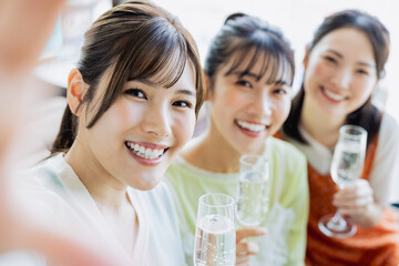 乾杯で自撮りをする若い女性
