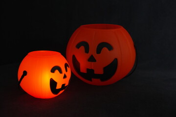 Small, medium and large Halloween toy pumpkins are fun to display. The bright orange color and carved pumpkin faces create a festive and festive atmosphere, perfect for seasonal decorations.