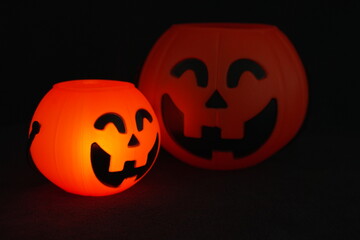 Small, medium and large Halloween toy pumpkins are fun to display. The bright orange color and carved pumpkin faces create a festive and festive atmosphere, perfect for seasonal decorations.