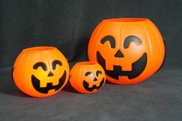 Small, medium and large Halloween toy pumpkins are fun to display. The bright orange color and carved pumpkin faces create a festive and festive atmosphere, perfect for seasonal decorations.