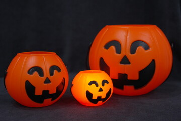 Small, medium and large Halloween toy pumpkins are fun to display. The bright orange color and carved pumpkin faces create a festive and festive atmosphere, perfect for seasonal decorations.