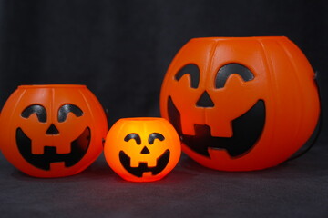 Small, medium and large Halloween toy pumpkins are fun to display. The bright orange color and carved pumpkin faces create a festive and festive atmosphere, perfect for seasonal decorations.