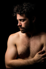 Fototapeta premium man wraps his arms around his shoulders exuding both fatigue and satisfaction embodying moment of deep awareness