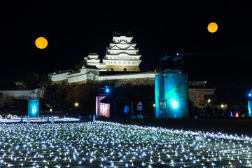 日本の風景・秋　世界遺産　国宝姫路城　夜間ライトアップ