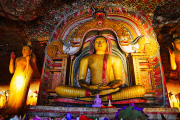 Obraz premium Magnificent Seated Buddha statue with a Makara thorana arch,Cave 3, the Maha Alut Viharaya at the Dambulla Cave temples built 1st centure BCE by King Valagamba and Lankan kings in Dambulla,Sri Lanka