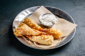 Crispy shrimp tempura with dipping sauce