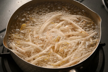 もやしを茹でている様子