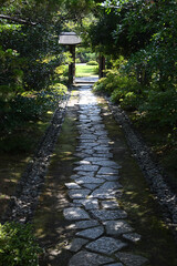 「含翠門」と石畳、日本庭園「有楽苑」にて
