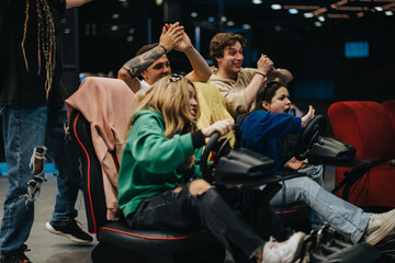 Obraz premium A lively scene of friends experiencing the thrill of a racing simulation. Enthusiastically engaged and feeling the excitement, they express focus and teamwork in a casual indoor gaming environment.