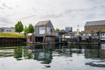 Fototapeta premium Hölzernes Tinyhaus im Hafen von Kopenhagen