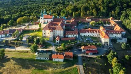 Sanktuarium Pasyjno-Maryjne w Kalwarii Zebrzydowskiej - klasztor i ścieżki Maryjne oraz kaplice i zabudowania
