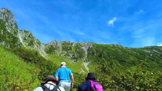登山客や観光客が登る長野県千畳敷カールの夏風景のPOVショット 4K