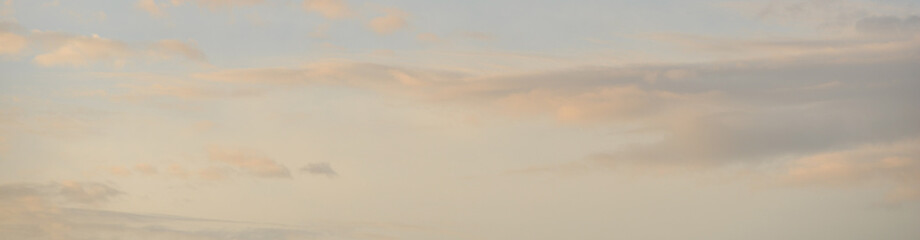 Panorama de nuages stratocumulus dans un ciel rosé, bleu et gris au lever du soleil